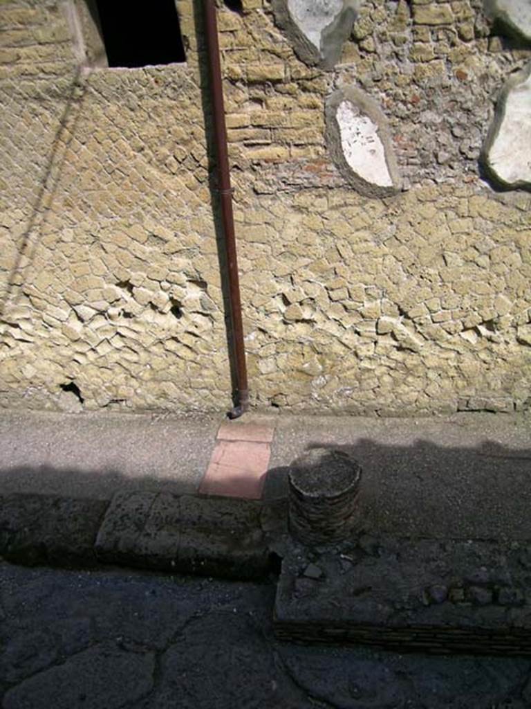 VI.8 and VI.9 Herculaneum, May 2004.
Exterior façade, remains of column and pavement on west side of Cardo IV.
Photo courtesy of Nicolas Monteix.
